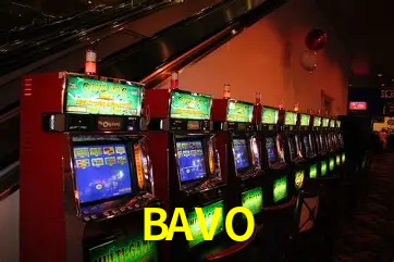 Escena dinámica inspirada en casino con iluminación BAVO, cartas, fichas e íconos de juegos digitales en un espacio moderno de juegos.